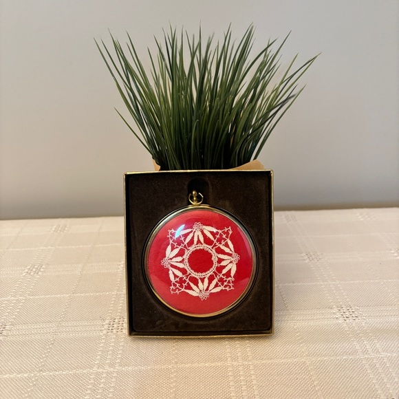 Vintage Peter Bates Flowers in Cameo Miniature Ornament - Picture 1 of 4